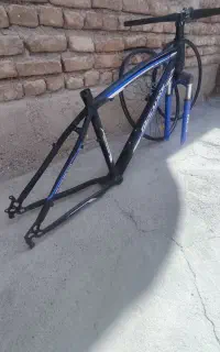 تنه دوچرخه به همراه منتش و قطعات