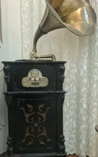 گرامافون سالم فقط جای فلش کمی ایراد داره