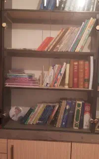 کتابخانه و کمد و میز کامپیوتر در حد بسیار تمیز