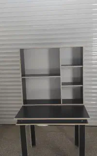 میز تحریر همراه با کتابخونه