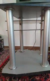 تلویزیون به همراه میز تلویزیون