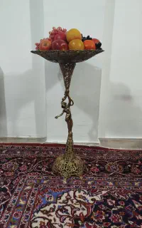 جا میوه‌ای کنار سالنی برنز