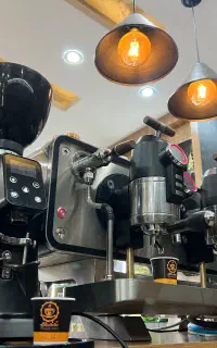 نیروی خانم جوان باریستا و کافه