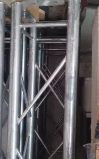 تعدادی وسایل نور پردازی کنسرتی و مجالس