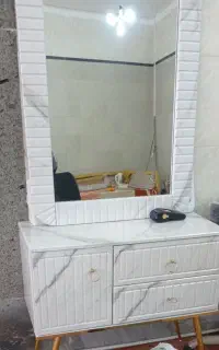 آینه و کنسول و صندلی