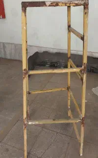 چهارپایه آهنی
