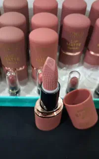 رژه لب جامد