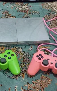 ps2 همراه دو دسته و یک بازی فوتبال