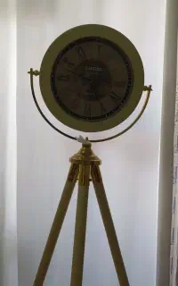 ساعت سه پایه ایستاده