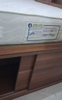 تخت دونفره ودوعدد پاتختی