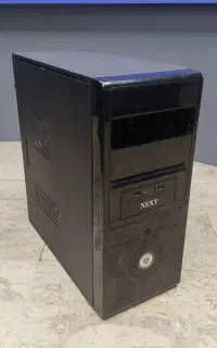 کیس کامپیوتر با مادربرد و CPU قدیمی