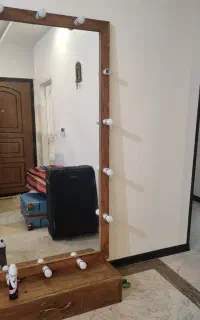 آینه قدی  چوبی چراغ دار  با کشوی زیر آینه