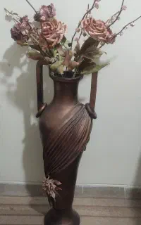 گلدان سفالی همراه با گل