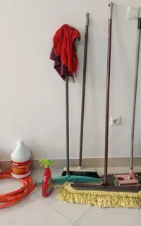 کارگرهستم جوان نظافت منزل شستشو و سایر کارها...