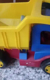 تعدادی لوازم اسباب بازی