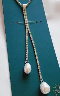 گردنبند مجلسی تمام نگین کراواتی با آویز مروارید