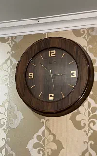 ساعت دیواری چوبی سالم  و تعدادی لوازم منزل