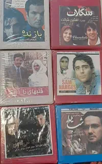 تعداد زیادی سی دی فیلم و موسیقی