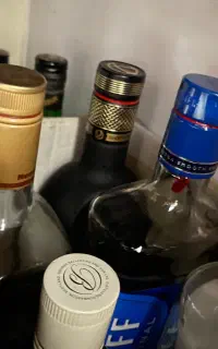 تعدادی بطری شیشه ای سالم مناسب دکوری
