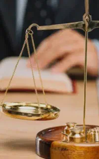 وکیل پایه یک دادگستری