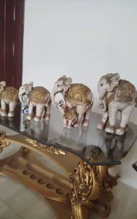 مجسمه فیل پنج تایی که دوتاش بهم چسبیده