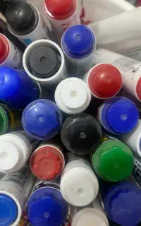 تعدادی ماژیک وایت برد