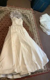 لباس عروس  تاج و دنباله