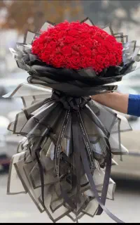 دسته گل رز قرمز