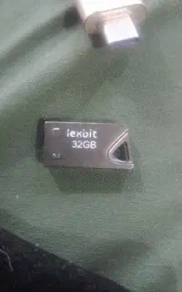 یک عدد فلش ۳۲ گیگ نو ۷۰۰ تومان