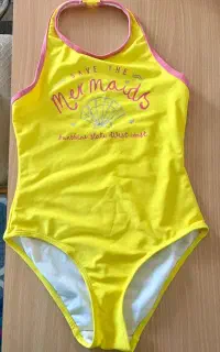 مایو شنا و یه جفت بادی به رنگ زرد بچه گانه