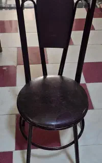 هشت عدد صندلی