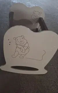 تخت نوزاد کاملا نو بدون استفاده وخیلی شیک ه