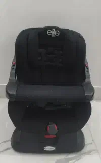 صندلی کودک داخل اتومبیل