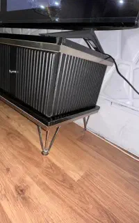 میز tv مشکی با نوار فلزی