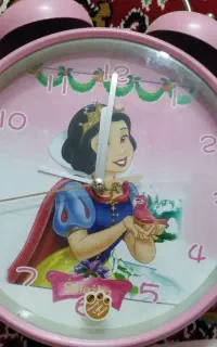 ساعت و تعدادی عروسک