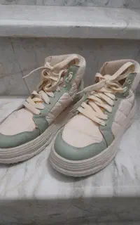 یک جفت کتانی