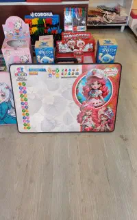 میز تحریر نشسته