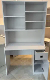 میزتحریر و کتابخانه