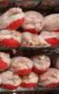 فروشنده خانم برای مرغ فروشی