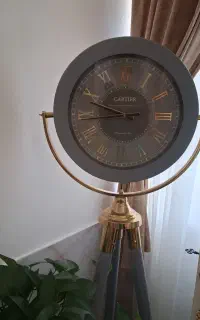 ساعت سه پایه ایستاده