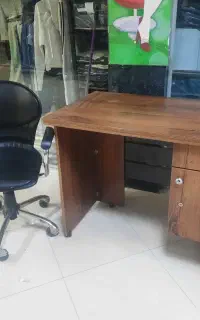 میز ساده و صندلی چرخدار