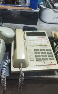 سه عدد تلفن