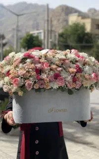 همکار خانم در گلفروشی