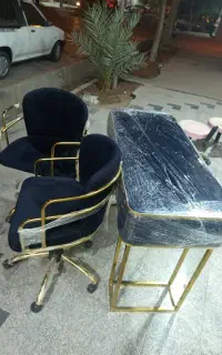 دوعدد صندلی در حد نو ومیز ناخن