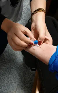 تزریقات در منزل آمپول و سرم با قیمت مناسب