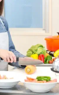 آشپزی برای دونفر  و نظافت منزل