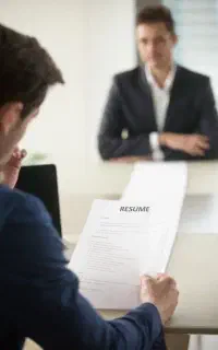 دستیار خانم جهت بخش فروش نیازمندیم