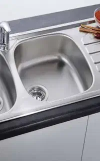 تعدادی قفس وکابینت وسینک