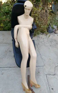 مانکن ایستاده سر دار