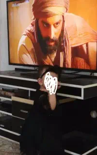 .یک عدد میز تلوزیون در حد نو رنگ مشکی